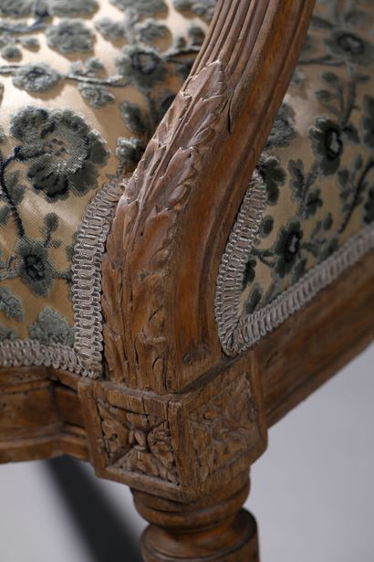 Fauteuil en bois mouluré et sculpté attribué...
