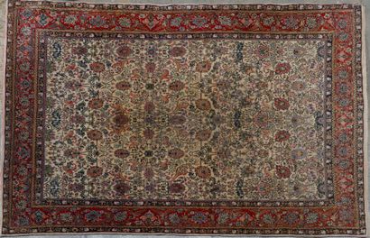 IRAN
Tapis en laine à décor sur fond blanc...