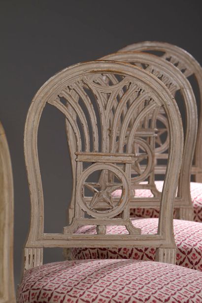 Suite de quatre chaises en bois mouluré et...