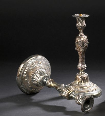 Paire de bougeoirs en bronze ciselé et argenté...