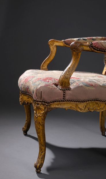 Fauteuil en bois mouluré, sculpté et doré...