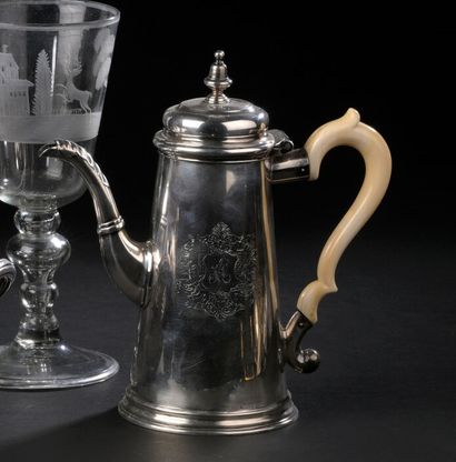 LONDRES, 1733-1734
Cafetière à fond plat...