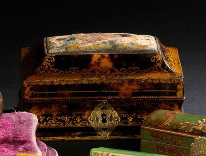 Boîte à épingle en laque écaille, vers 1720
De...