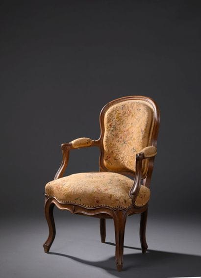 Fauteuil en bois mouluré et sculpté estampillé...