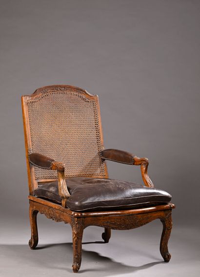 Fauteuil bas canné en bois mouluré sculpté...
