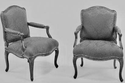 Fauteuil en bois mouluré estampillé F. Foliot...