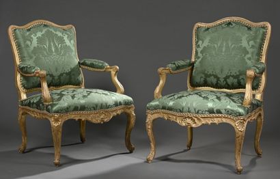 Fauteuil en bois mouluré, sculpté et doré...