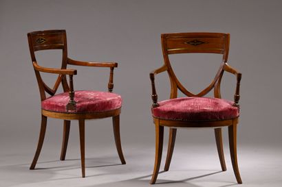 Paire de fauteuils en acajou et placage d'acajou,...