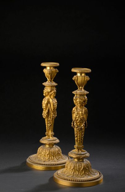 Paire de bougeoirs en bronze ciselé et doré...