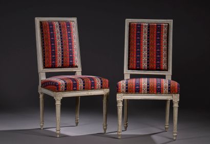 Paire de chaises en bois mouluré et sculpté...