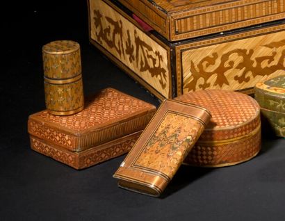 Réunion de boîtes et petits étuis en marqueterie...