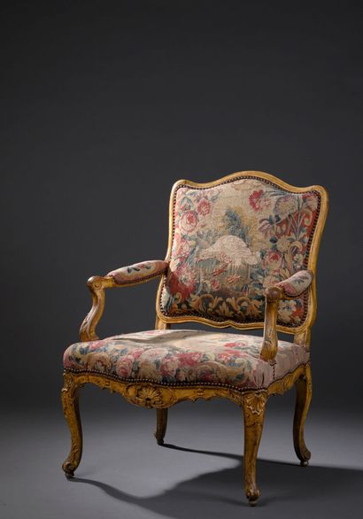 Fauteuil en bois mouluré, sculpté et doré...