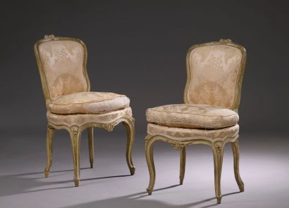 Paire de chaises en bois sculpté et laqué...