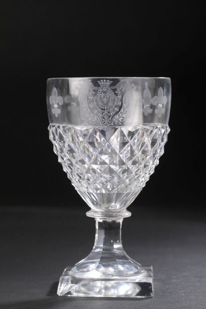 Verre en cristal orné des grandes armoiries...