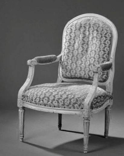 Chaise en bois mouluré et sculpté estampillée...
