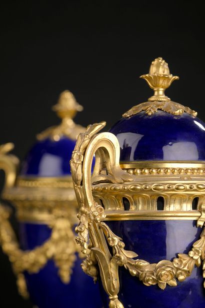 SÈVRES, vers 1775-1785
Paire de vases couverts...