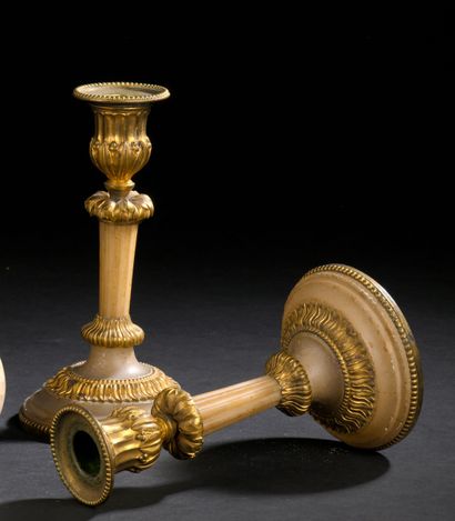 Paire de bougeoirs en albâtre, bronze ciselé...