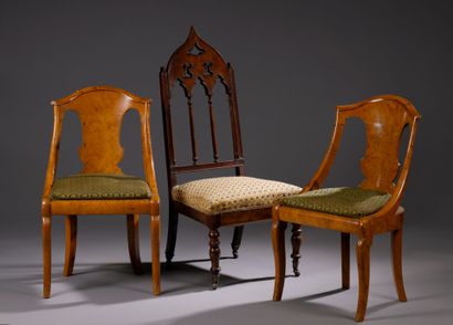 Paire de chaises en placage de loupe d'époque...