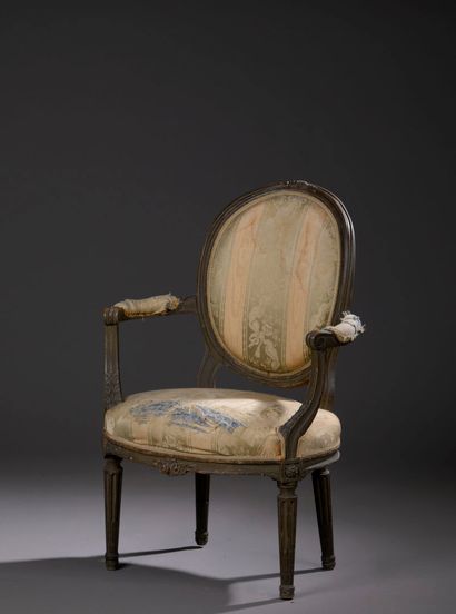 Fauteuil en bois mouluré, sculpté et relaqué...