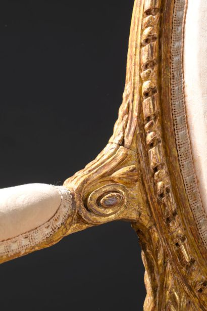 Fauteuil en bois mouluré, richement sculpté...