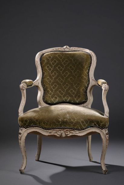 Fauteuil en bois mouluré, sculpté et laqué...