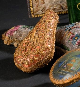 Précieux étui en broderie de paille, époque...