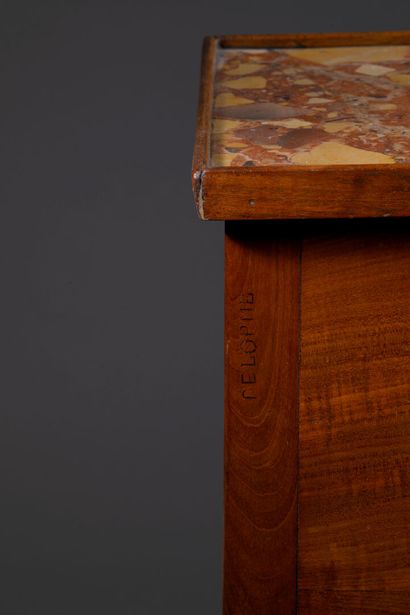 Petite table à écrire en acajou estampillée...