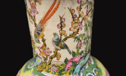 CHINA, 19th century
Large porcelain vase...