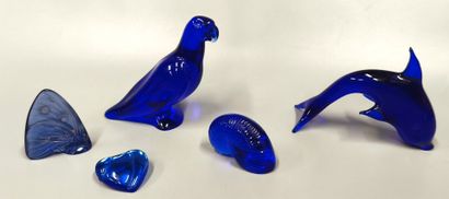 BACCARAT 
Lot de sujets en verre bleu : perroquet,...