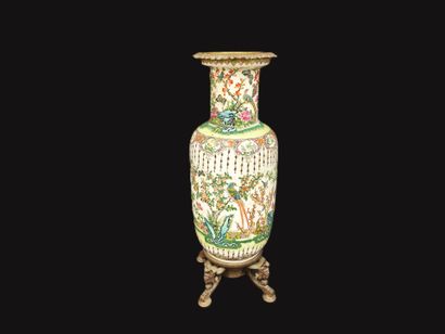 CHINA, 19th century
Large porcelain vase...