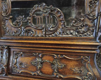 Oak glazed sideboard, Liège work, 18th century
Opening...