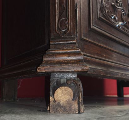 Oak glazed sideboard, Liège work, 18th century
Opening...