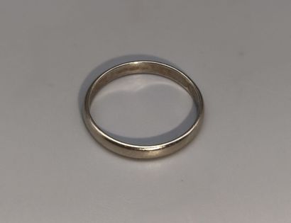 White gold wedding band
Weight 1.9 g 
TDD...