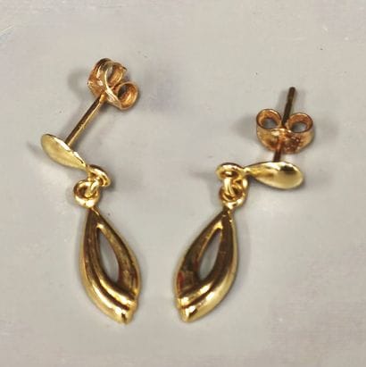 Pair of gold earrings 
weight 0.8 g