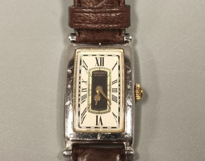 SEIKO 
Rectangular watch, brown leather strap
Quartz...
