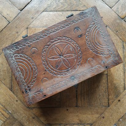 Natural wood box
Savoy 18th century
Geometric...