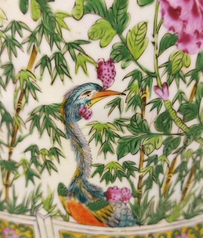CHINA, 19th century
Large porcelain vase...