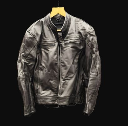 Motorcycle clothing size L :
- Bering black...