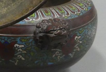 JAPAN, 19th century
Large tripod potpourri...