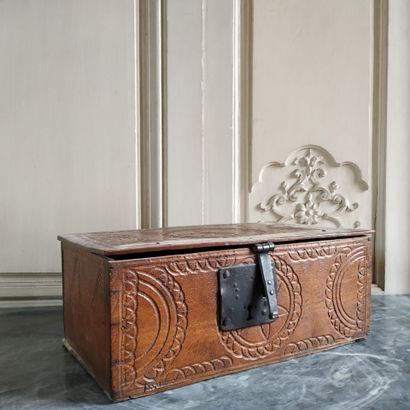 Natural wood box
Savoy 18th century
Geometric...