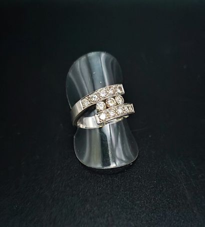 White gold ring set with thirteen diamonds.
Gross...