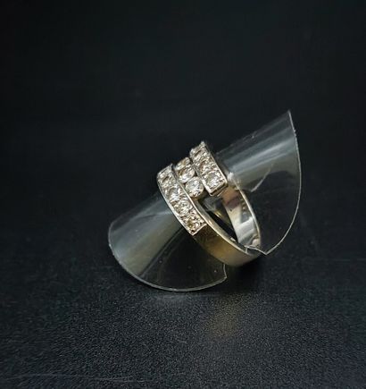 White gold ring set with thirteen diamonds.
Gross...