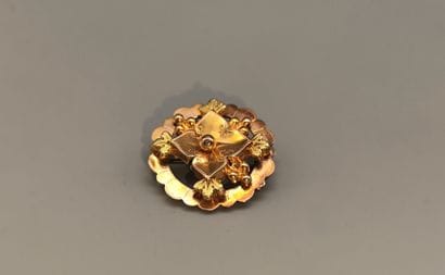 Round flower brooch in gold (horse's head)...