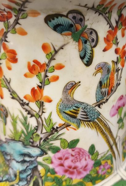 CHINA, 19th century
Large porcelain vase...