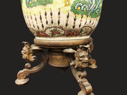 CHINA, 19th century
Large porcelain vase...