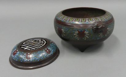 JAPAN, 19th century
Large tripod potpourri...