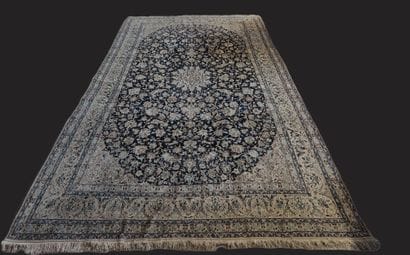 Modern rug in blue tones
510 x 300 cm