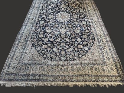 Modern rug in blue tones
510 x 300 cm