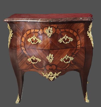 Louis XV curved chest of drawers opening...