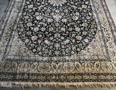 Modern rug in blue tones
510 x 300 cm